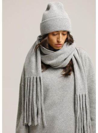 Мягкий шарф с бахромой светло-серый