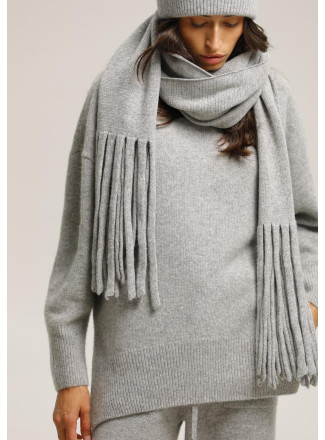 Мягкий шарф с бахромой светло-серый