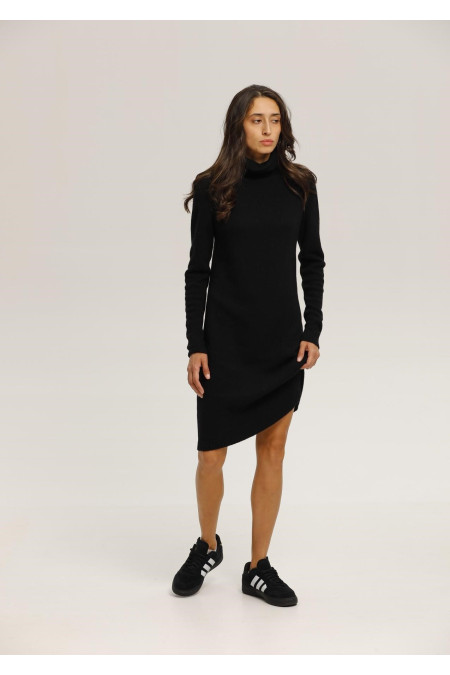 Платье с высокой горловиной черная