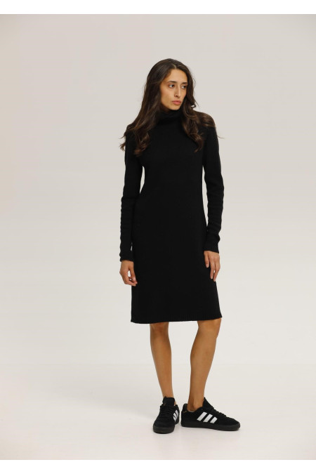 Платье с высокой горловиной черная