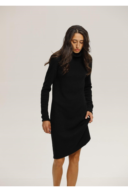 Платье с высокой горловиной черная