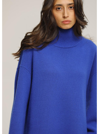 Объемное платье-свитер синее