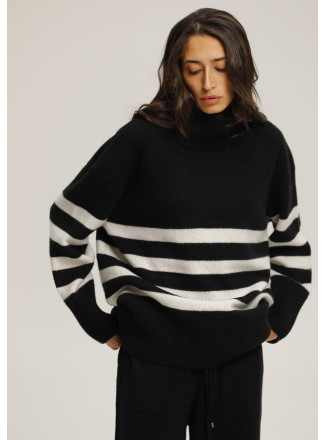 Объемный свитер с полосками черный