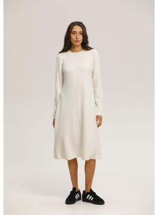 Текстурное платье с расклешенной юбкой молочное