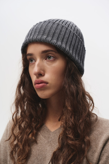 Шапка в широкий рубчик серая