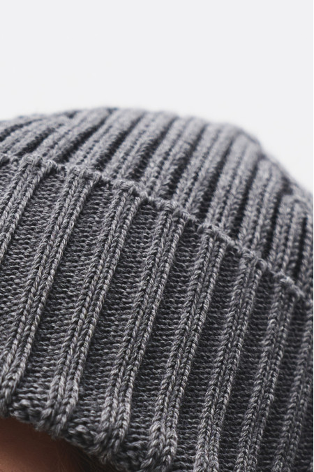 Шапка в широкий рубчик серая
