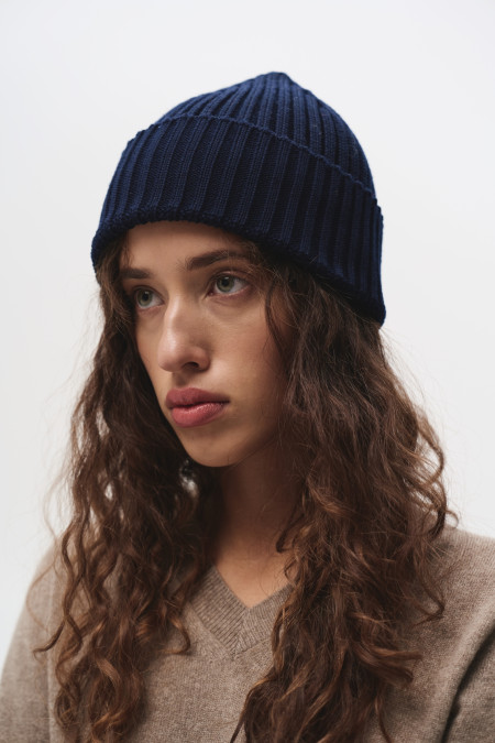 Шапка в широкий рубчик темно-синяя