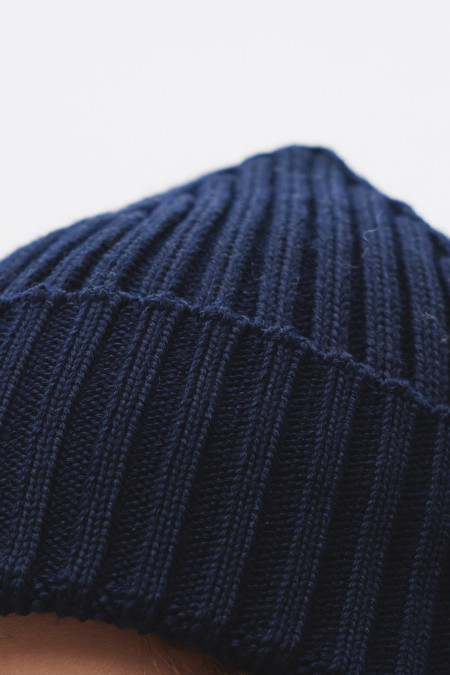 Шапка в широкий рубчик темно-синяя