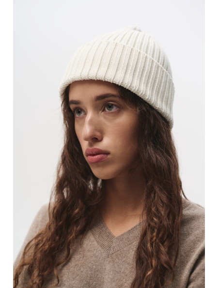 Шапка в широкий рубчик молочна