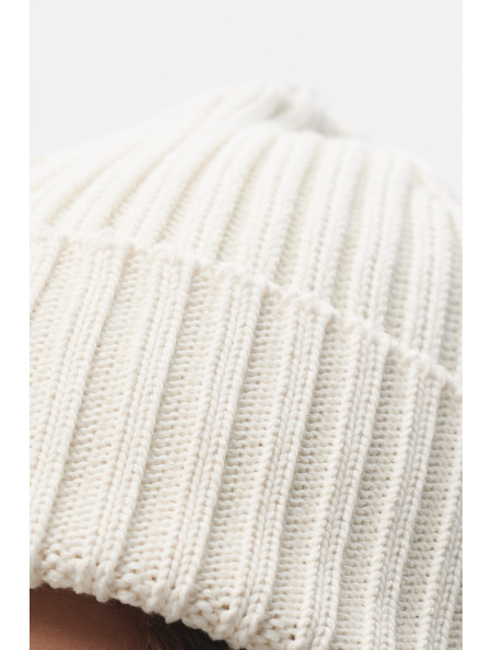 Шапка в широкий рубчик молочна