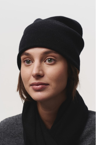 Двошарова шапка з м'якої вовни ягнят чорна