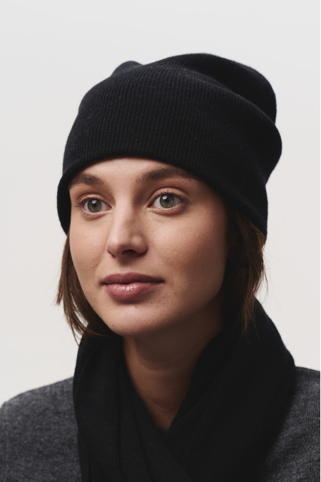 Двошарова шапка з м'якої вовни ягнят чорна Двошарова шапка з м'якої вовни ягнят чорна