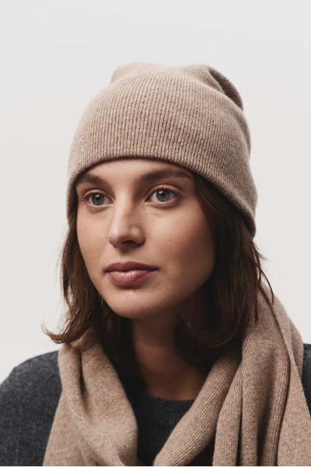 Двухслойная шапка из мягкой шерсти ягнят темно-бежевая Двухслойная шапка из мягкой шерсти ягнят темно-бежевая