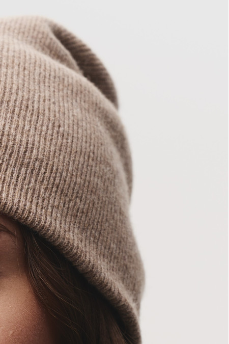 Двухслойная шапка из мягкой шерсти ягнят темно-бежевая Двухслойная шапка из мягкой шерсти ягнят темно-бежевая