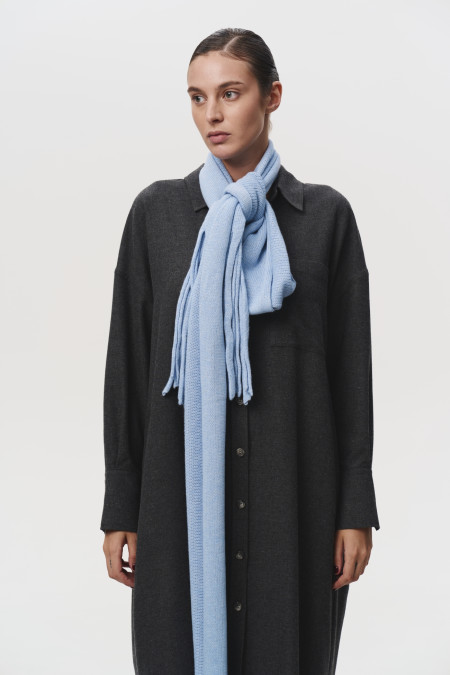 Мягкий шарф с бахромой голубой
