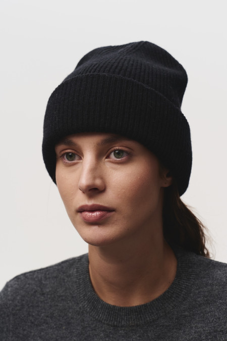 Шапка з відворотом з м'якої вовни ягнят чорна