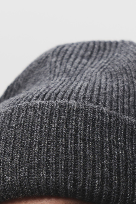 Шапка з відворотом з м'якої вовни ягнят темно-сірий