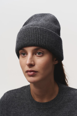 Шапка з відворотом з м'якої вовни ягнят темно-сірий