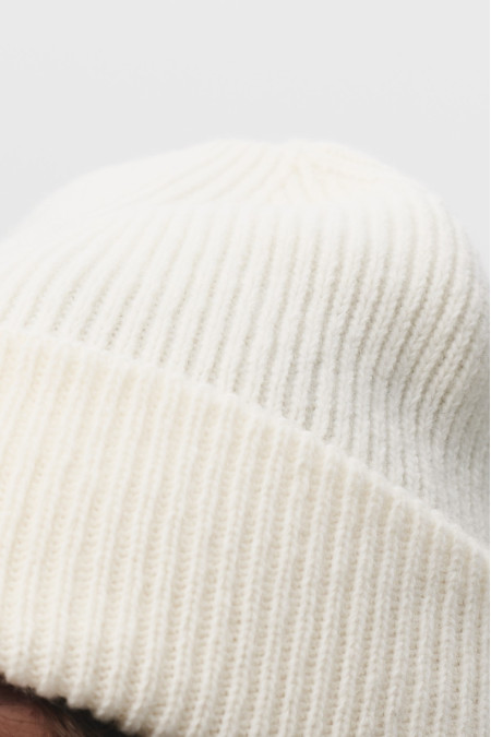 Шапка с отворотом из мягкой шерсти ягненка молочная Шапка с отворотом из мягкой шерсти ягненка молочная