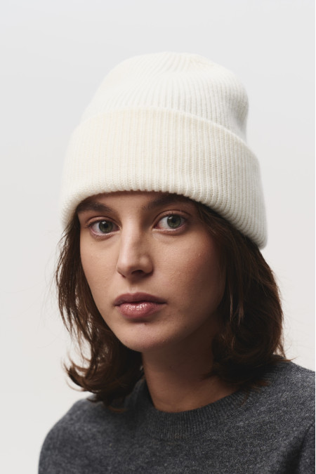 Шапка с отворотом из мягкой шерсти ягненка молочная Шапка с отворотом из мягкой шерсти ягненка молочная