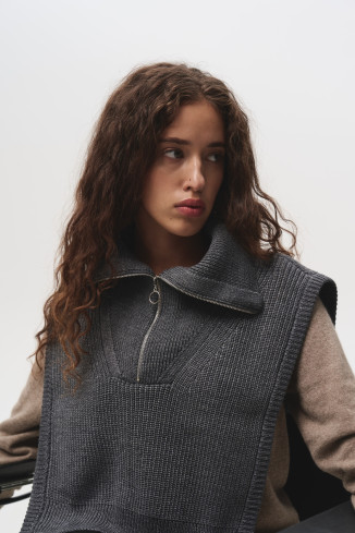 Манишка с молнией серая