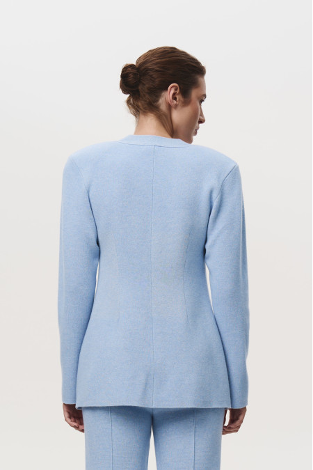 Приталенный жакет с подплечниками голубой