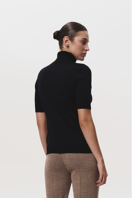 Гольф из 100% шерсти мериноса с коротким рукавом черный