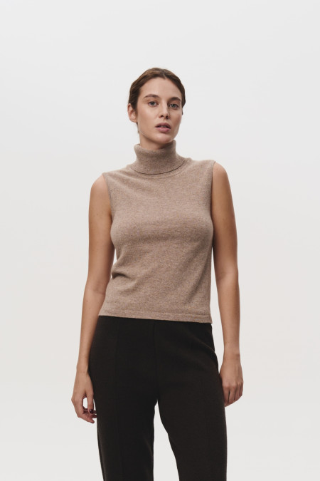 Базовий топ з високою горловиною темно-бежевий Базовий топ з високою горловиною темно-бежевий