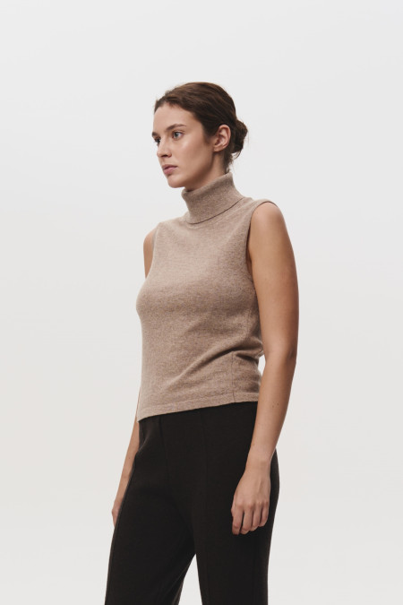 Базовий топ з високою горловиною темно-бежевий Базовий топ з високою горловиною темно-бежевий