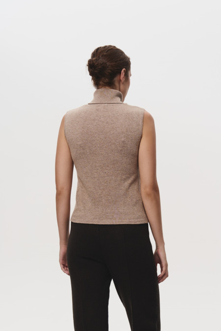 Базовий топ з високою горловиною темно-бежевий Базовий топ з високою горловиною темно-бежевий