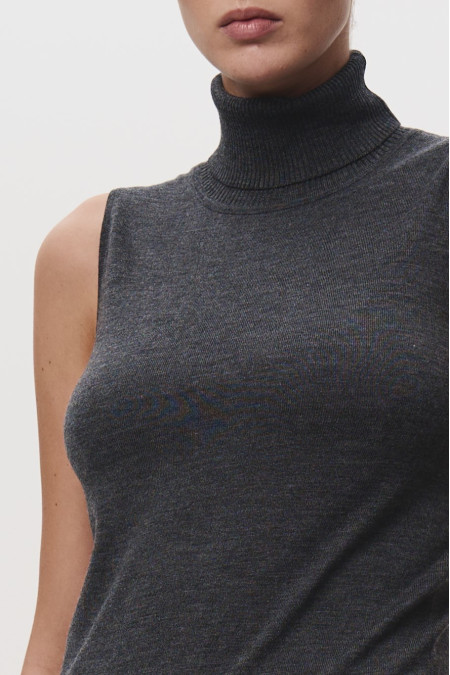 Топ с высокой горловиной из 100% шерсти мериноса темно-серый Топ с высокой горловиной из 100% шерсти мериноса темно-серый