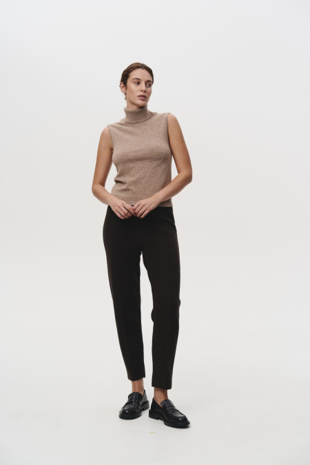 Базовий топ з високою горловиною темно-бежевий Базовий топ з високою горловиною темно-бежевий