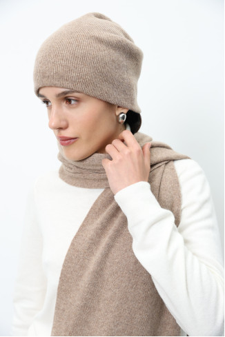 Двухслойная шапка из мягкой шерсти ягнят темно-бежевая