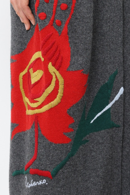 Длинный кардиган с красным вышитым цветком серый