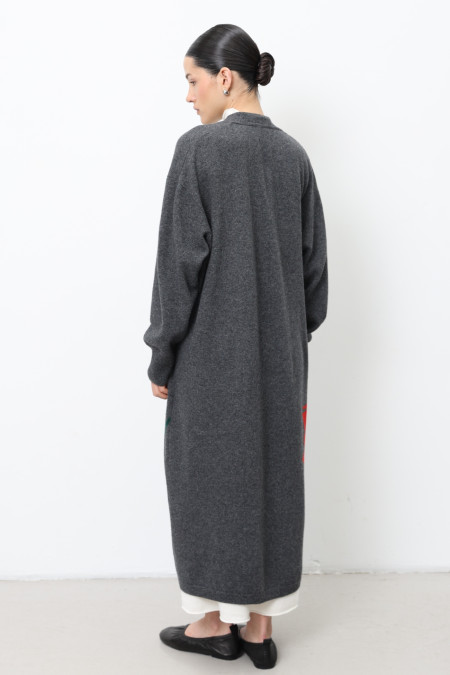 Длинный кардиган с красным вышитым цветком серый