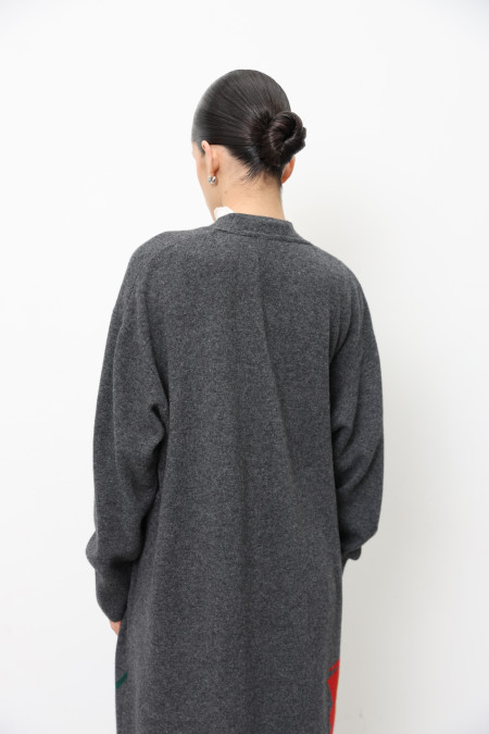 Длинный кардиган с красным вышитым цветком серый