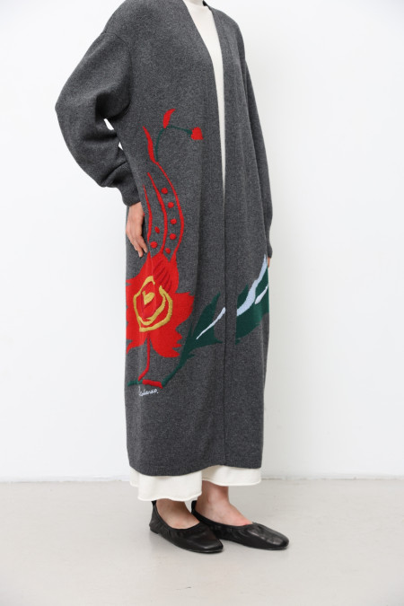 Длинный кардиган с красным вышитым цветком серый