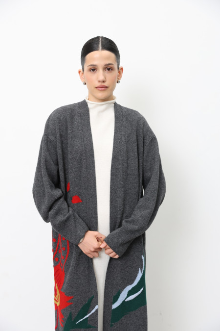 Длинный кардиган с красным вышитым цветком серый