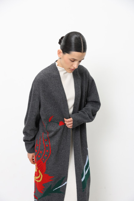 Длинный кардиган с красным вышитым цветком серый