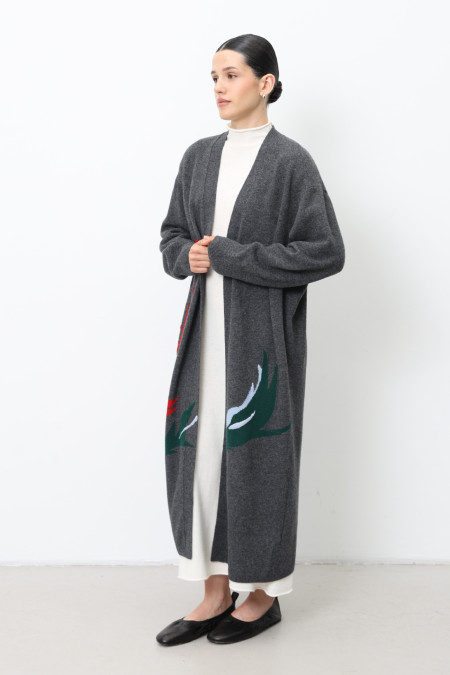 Длинный кардиган с красным вышитым цветком серый