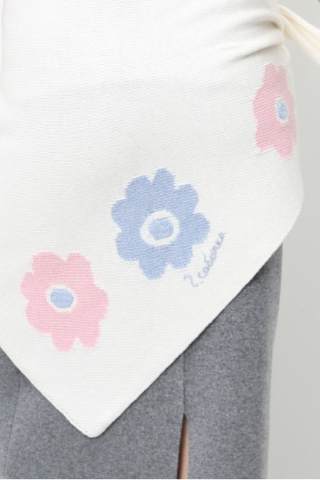 Off-White Triangular Knitted Scarf With Flowers