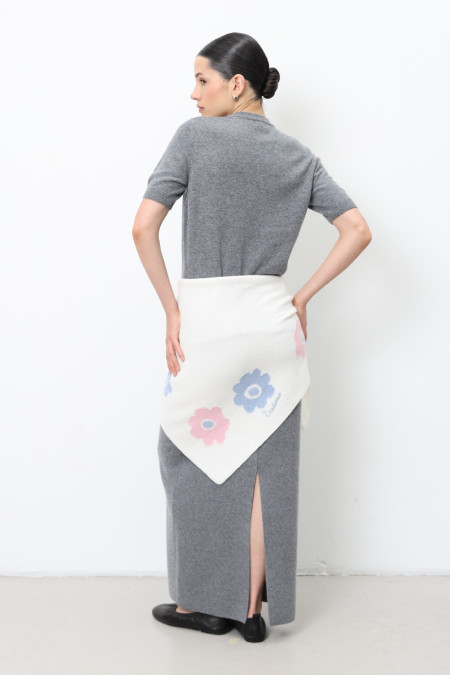 Off-White Triangular Knitted Scarf With Flowers