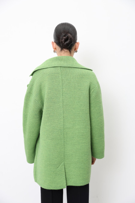 Трикотажное двухбортное полупальто зеленое
