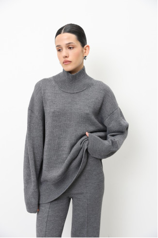 Об'ємний светр з вовни сірий