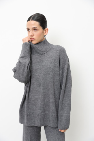 Об'ємний светр з вовни сірий