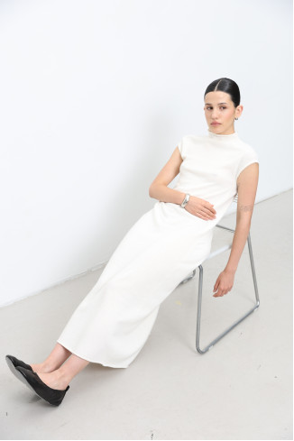 Макси-платье из шерсти ягнят без рукавов молочное