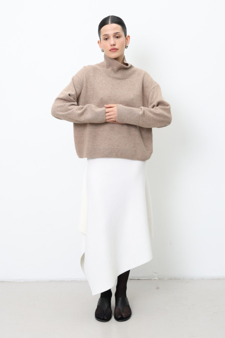 Об’ємний укорочений джемпер з вовни ягнят темно-бежевий