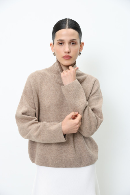 Об’ємний укорочений джемпер з вовни ягнят темно-бежевий