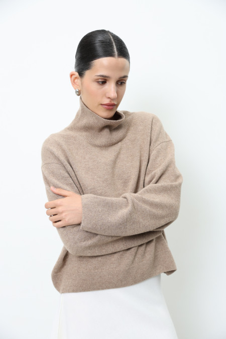 Об’ємний укорочений джемпер з вовни ягнят темно-бежевий