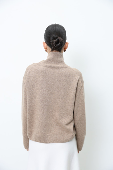 Об’ємний укорочений джемпер з вовни ягнят темно-бежевий